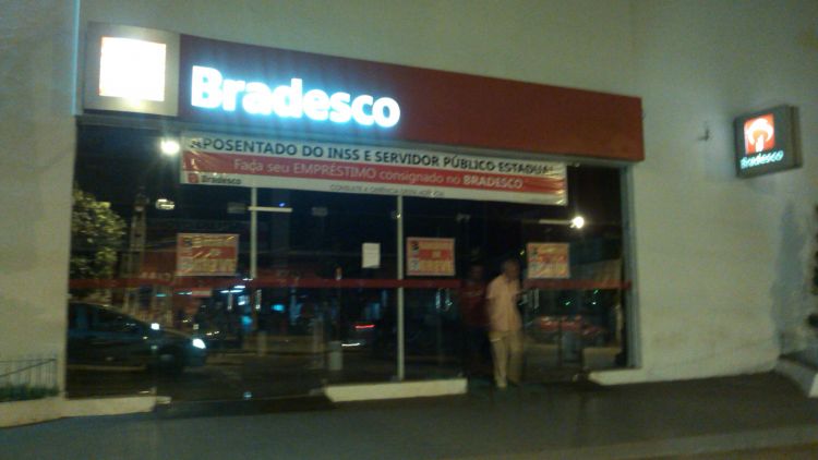 Agência bancária as escuras causa medo aos clientes em Açailândia 